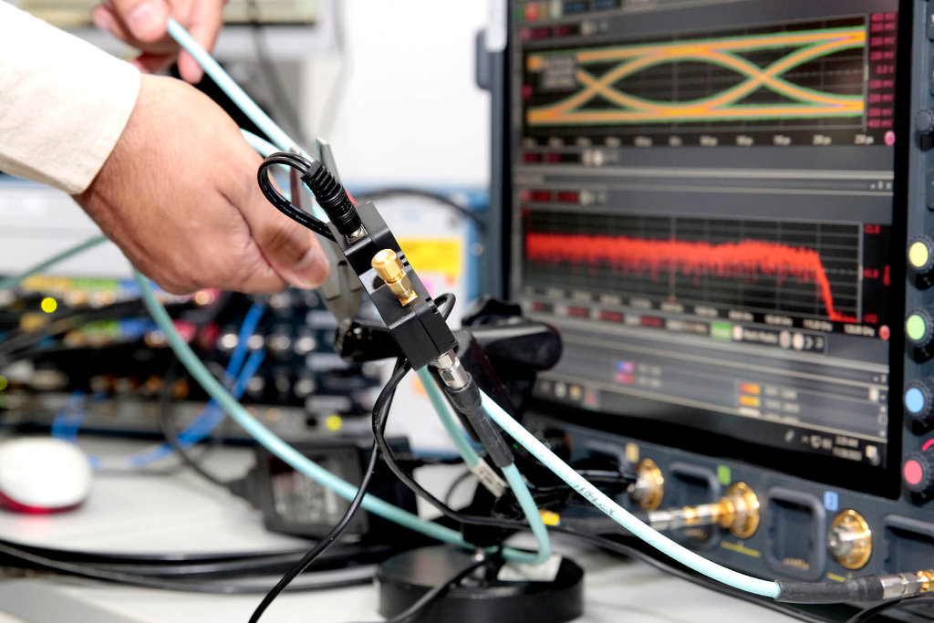 Einrichtung einer MIPI A-PHY Rx Teststation mit der Testautomatisierungssoftware ValiFrame, einem Oszilloskop von Keysight und einem Arbitrary Wave Generator (AWG)